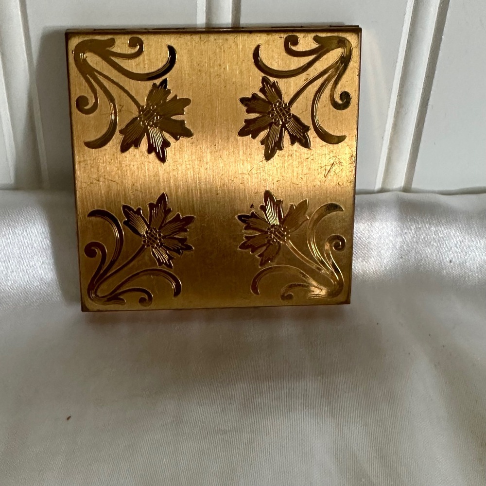 Elgin American Powder Compact Womens Gold Tone Good Etched Floral Vintage USA